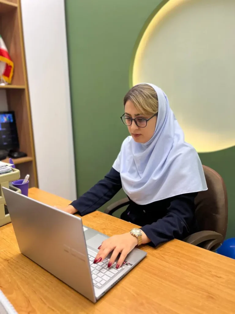 مریم جنگآرا-در-حال-طراحی-سایت-و-تولید-محتوا